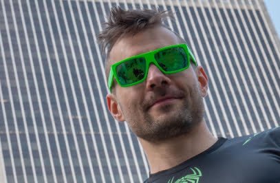 bărbat în ochelari de soare verzi