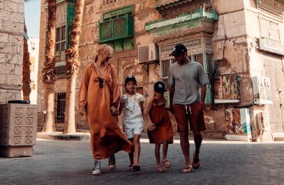 familie în vacanță, plimbându-se pe străzile istorice